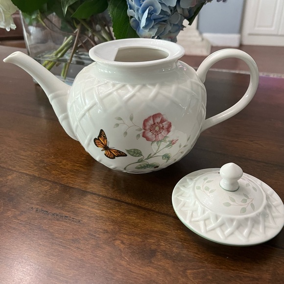 Lenox butterfly meadow large teapot, 7” x 11”. - Picture 4 of 9
